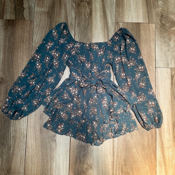 Altar’d State Weslia Floral Romper XS Long Sleeve Shorts Green Peasant Sleeve - Picture 12 of 16